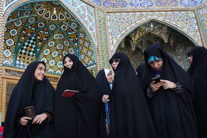 Un grupo de mujeres se preparan para votar en las elecciones municipales y presidencias en la ciudad sagrada de Qom.