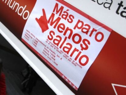 Pegatinas de 'Más paro, menos salario' en respuesta a la campaña de Metro.