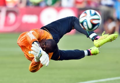 El portero de Costa de Marfil, Boubacar Copa Barry durante el calentamiento previo a un partido preparatorio para el Mundial de Brasil 2014.