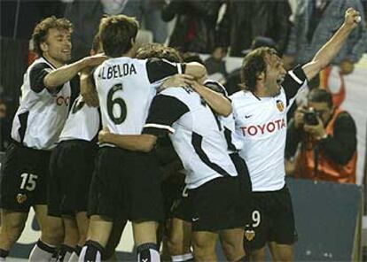 Jugadores del Valencia celebran uno de los cinco goles que el equipo metió al Mallorca.