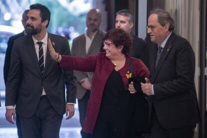 La exconsellera Dolors Bassa, junto al presidente de la Generalitat, Quim Torra (d) y el presidente del Parlament, Roger Torrent (i), en el Parlament.