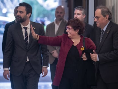 La exconsellera Dolors Bassa, junto al presidente de la Generalitat, Quim Torra (d) y el presidente del Parlament, Roger Torrent (i), en el Parlament. 