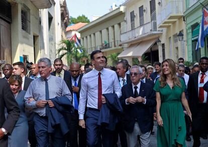 El presidente del Gobierno, Pedro Sánchez, y su esposa, Begoña Gómez, escuchan al historiador cubano, Eusebio Leal (segundo por la derecha), junto al presidente de Cuba, Miguel Díaz-Canel, y su esposa, Lis Cuesta Peraza, mientras recorren las calles de La Habana el 23 de noviembre.