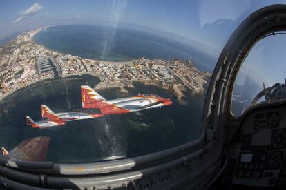 Momento de un vuelo entre la base de San Javier, en Murcia, y la de Getafe, en Madrid, en el que los pilotos realizaron un desvío sobre la Manga del Mar Menor para realizar acrobacias.