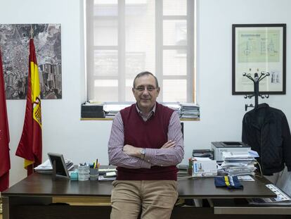 El alcalde de Morata de Tajuña, Ángel M. Sánchez Sacristán, en su despacho en 2020