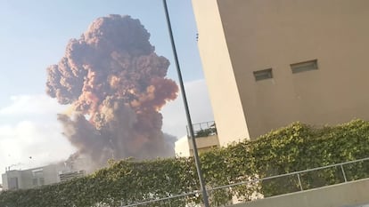 Otra imagen de la enorme columna de humo que se ha originado en la zona portuaria de la ciudad.