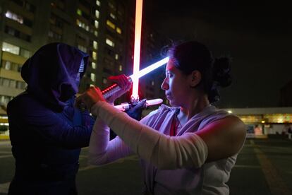 Lilia Villalobos, dressed as the character Rey, and Ricardo Jocksan, dressed as Kylo Ren, in a duel.