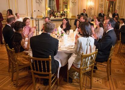 Los duques, durante la cena en la Embajada con varios actores y actrices.