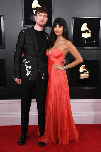 El británico James Blake acudió acompañado de la actriz Jameela Jamil (The Good Place).