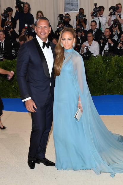 En otra gala Met, pero en el año 2017, la cantante y actriz Jennifer Lopez y el exjugador de béisbol Álex Rodríguez hicieron su primera aparición oficial como pareja. Cuatro años más tarde, en abril de 2021, confirmaron el fin de su relación sentimental, tan solo un mes después de que se supiera que habían anulado su compromiso matrimonial.