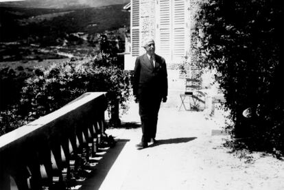 Niceto Alcalá-Zamora pasea en 1931 por la terraza de la residencia de Miraflores, donde veraneaba como presidente de la República.