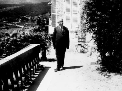Niceto Alcalá-Zamora pasea en 1931 por la terraza de la residencia de Miraflores, donde veraneaba como presidente de la República.