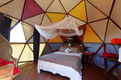 This peculiar wooden structure is described as a geodesic dome, not unlike the futuristic creations of Richard Buckminster Fuller. You’ll find it concealed between trees and shrubs in Facinas, a hamlet near Tarifa, Cádiz.