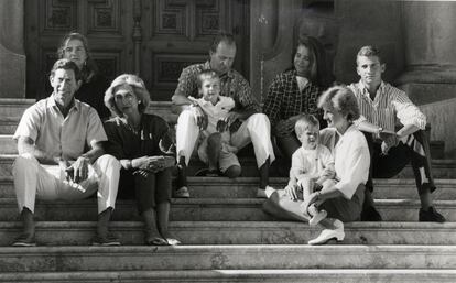 Los Príncipes de Gales de vacaciones en Mallorca, invitados por los Reyes de España. En la imagen las dos familias posando en las escaleras del Palacio de Marivent.