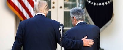 El presidente de EE UU, Donald Trump, apoya su mano sobre la espalda del presidente de la Fed, Jerome Powell.