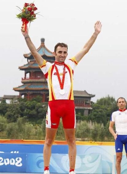 Javier Otxoa celebra la medalla de plata