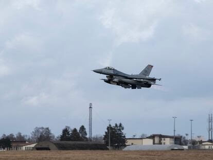 Un F-16 estadounidense despega de la base aérea de Spangdahlem, en Alemania, el pasado 11 de febrero, para dirigirse a Rumania, según información facilitada por el Departamento de Defensa de EE UU.