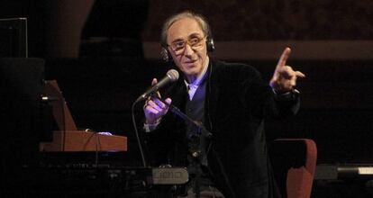 El músico italiano Franco Battiato durante el concierto ofrecido en Barcelona.