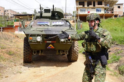 Un soldado con un vehículo blindado patrullando en la población de El Plateado este domingo, al suroeste de Colombia.