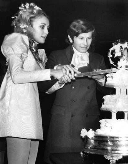 El 20 de enero de 1968 Sharon Tate y Roman Polanski cortaban su tarta de boda. Para la ocasión, la actriz y modelo apostó por la estética de los años sesenta con un vestido corto y cuello cisne.