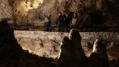 El presidente Barack Obama junto a la primera dama, Michelle Obama, y sus hijas Malia y Sasha, en un tour del parque nacional de las Cavernas de Carlsbad.