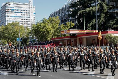 Efectivos de la Unidad Militar de Emergencia pasan por delante de la tribuna de autoridades.