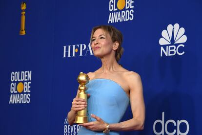 Renée Zellweger segura seu Globo de Ouro no domingo.