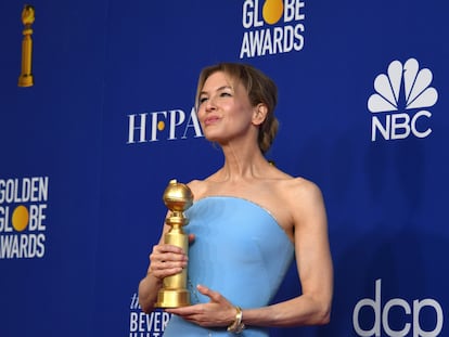 Renée Zellweger segura seu Globo de Ouro no domingo.