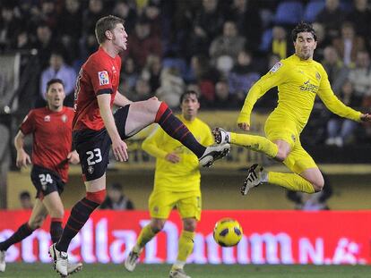 Cani trata de controlar el balón ante Sergio.