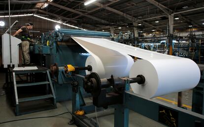 Gráfico prepara um cilindro de papel antes de pôr em funcionamento a rotativa do jornal La Prensa, em Manágua, em 7 de fevereiro de 2020.