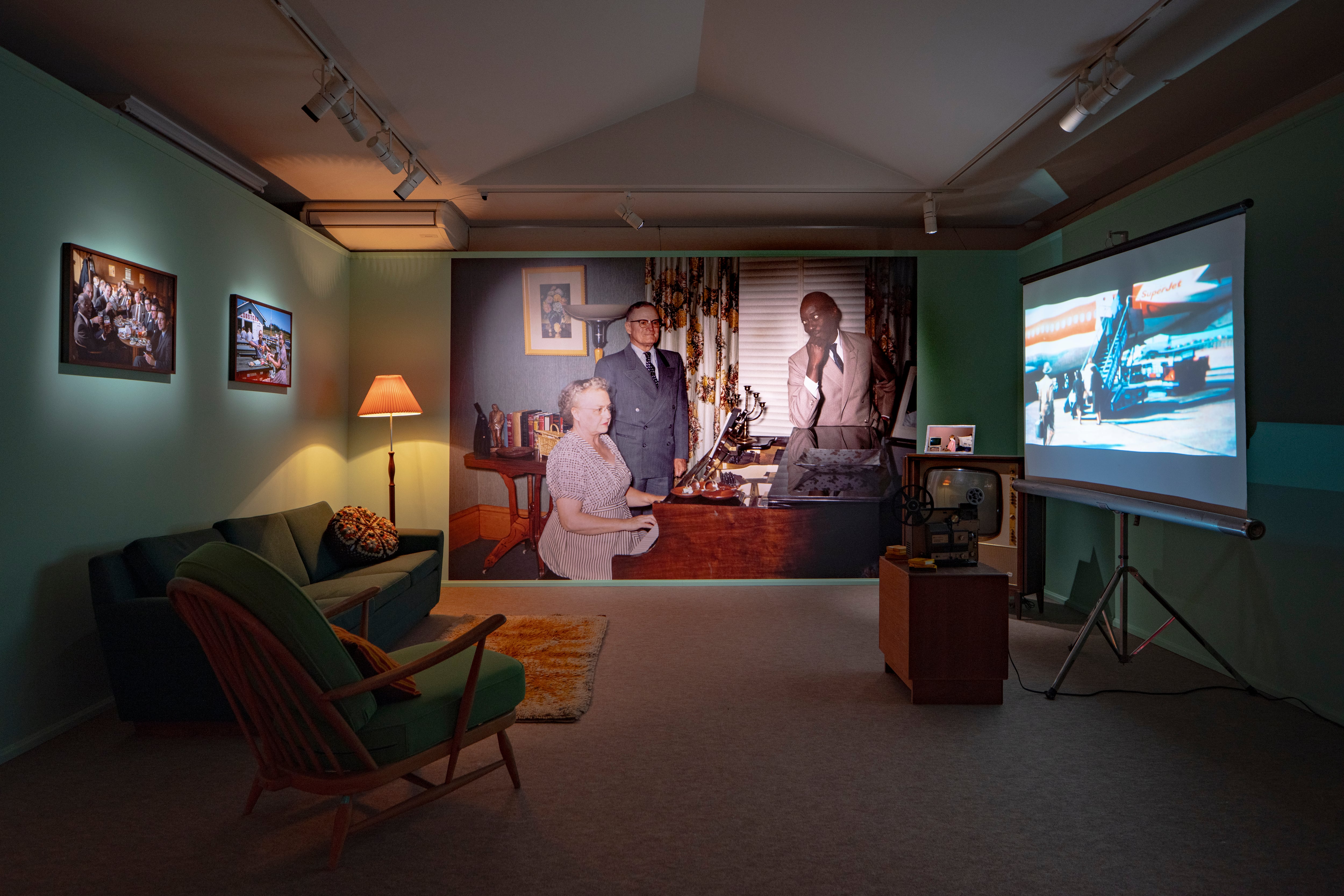 Vista de la exposición de Lee Shulman y Omar Victor Diop, en una antigua tienda de 'sake' del imperio Edo.