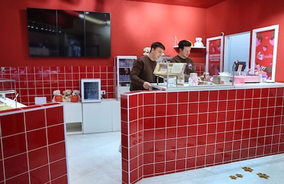 Los propietarios de La Fresería, Alejandro Fernández y Gonzalo Barreno, detrás del mostrador de la tienda de la calle Santa Isabel en Madrid. 
