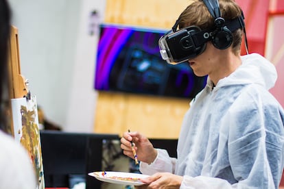 Un joven pinta con unas gafas de realidad virtual.