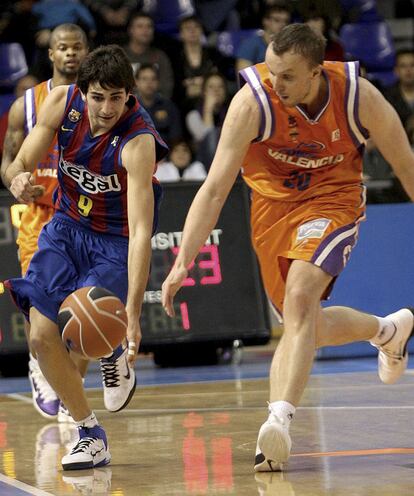 Ricky Rubio roba la pelota a Savanovic durante el partido Barça-Valencia.