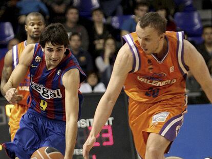 Ricky Rubio roba la pelota a Savanovic durante el partido Barça-Valencia.