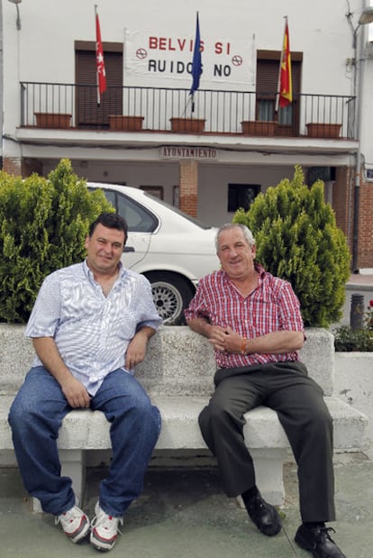 El socialista Juan Miguel Callado, a la izquierda, y el popular Rafael Fariñas, candidatos a alcaldes de Belvis del Jarama antes de las elecciones.