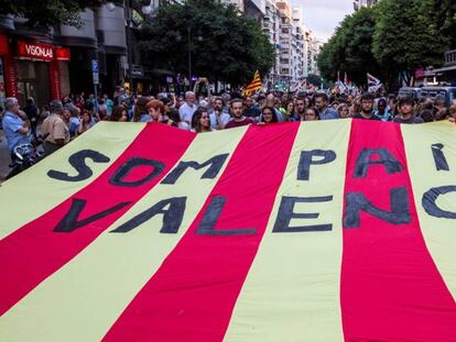 Un momento de la tradicional manifestación de entidades de izquierda y nacionalista del 9 d'Octubre en Valencia.