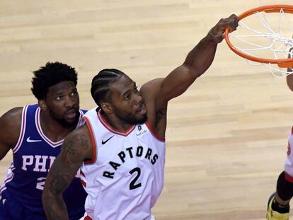 Mate de Leonard en presencia de Embiid.