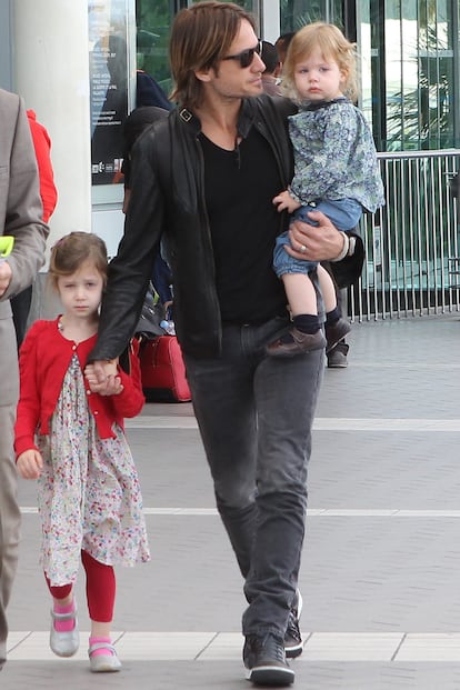 Keith Urban con sus niñas Rose Kidman y Faith Margaret Urban. Dos adorables pequeñas fruto de su matrimonio con Nicole Kidman.