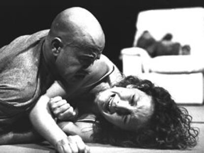 Los actores Mingo Ràfols y Roser Caní, durante la representación de <i>Macbeth</i>.