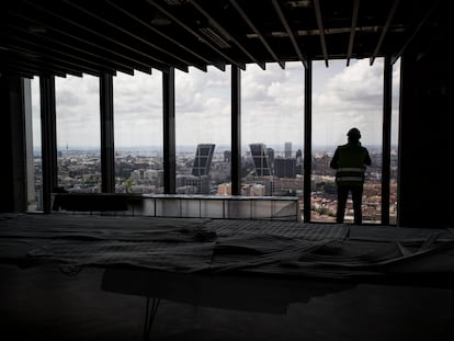 Un obrero contempla la zona de la plaza Castilla desde la Torre Caleido el pasado 30 de abril.