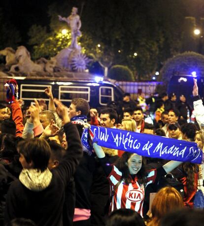 Los seguidores del Atlético de Madrid celebran la consecución de la Copa del Rey en la plaza de Neptuno.