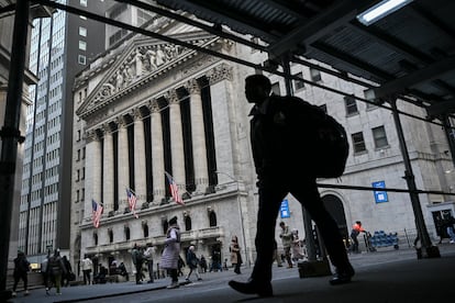 Un hombre camina junto a la sede de la Bolsa de Nueva York, el 3 de febrero.