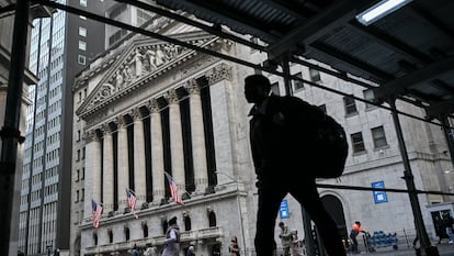 Un hombre camina junto a la sede de la Bolsa de Nueva York, el 3 de febrero.