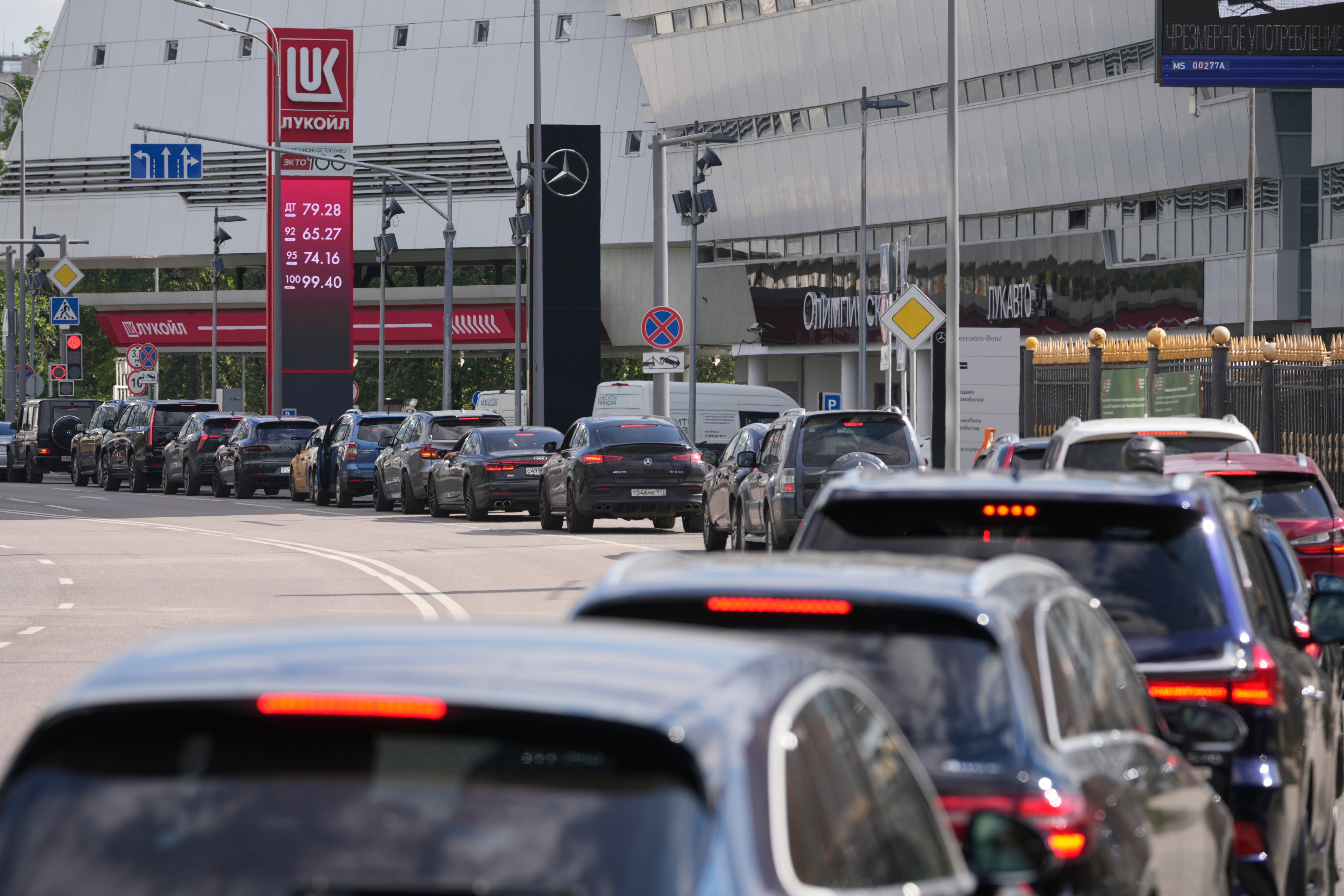 La crisis del combustible se agudiza en Rusia: colas enormes y racionamiento en las gasolineras por todo el país
