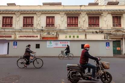 Un contenedor en Shanghái transformado en una clínica contra la fiebre en la lucha contra la covid.