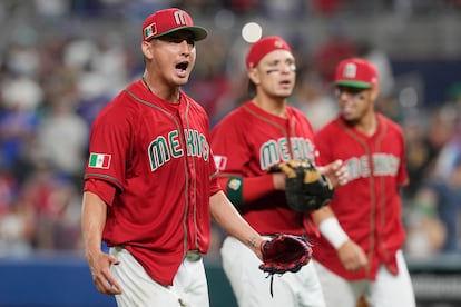 lanzador mexicano Giovanny Gallegos celebra después de derrotar a Puerto Rico 5-4 en un juego del Clásico Mundial de Béisbol, el viernes 17 de marzo de 2023, en Miami.