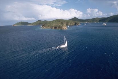 Un velero navega frente a la isla de Norman, una de las Islas Vírgenes Británicas, en el Caribe. Se cree que Robert Louis Stevenson se inspiró en ella al escribir 'La isla del Tesoro'.