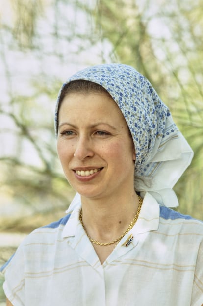La princesa Ana en África, 1984. La gira de la princesa Ana por África se centraba en conocer de primera mano proyectos humanitarios y programas de ayuda al desarrollo financiados por la organización. El pañuelo en la cabeza muestra su carácter práctico y poco dado a la ostentación. (Tim Graham Photo Library via Getty Images)