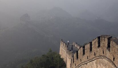 Una vista de Badaling, la sección más visitada de la Gran Muralla de China. La contaminación apenas deja ver más allá de unos metros.